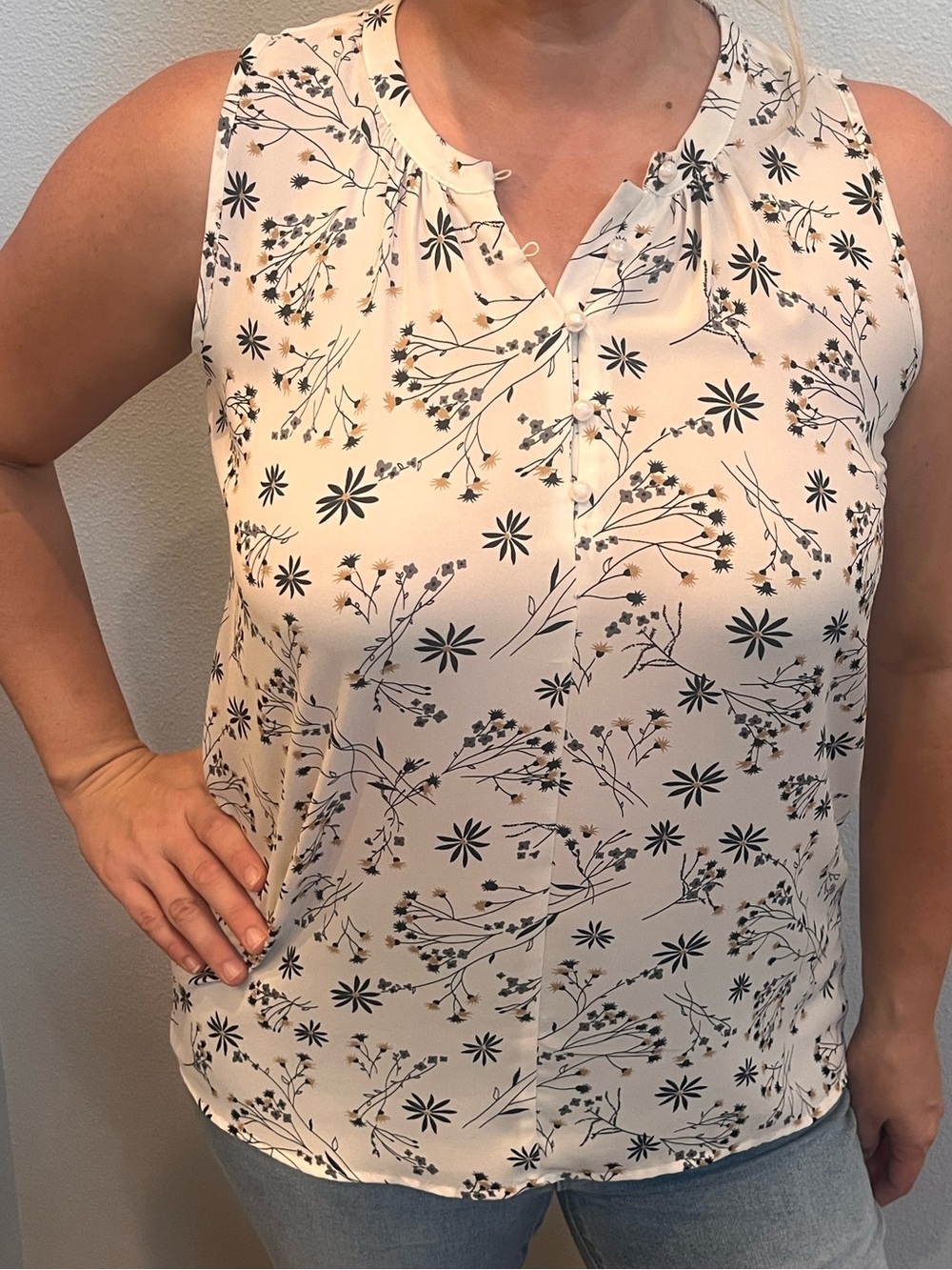 LOFT Ivory Floral Sleeveless Blouse Pearl Buttons Size M Excellent Condition